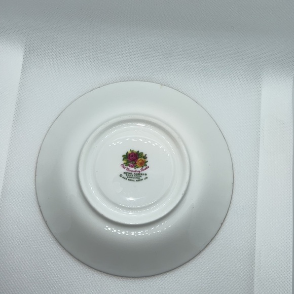 OLD COUNTRY ROSES FOOTED TEACUP AND SAUCER 1962 ROYAL ALBERT BONE CHINA - Picture 6 of 14